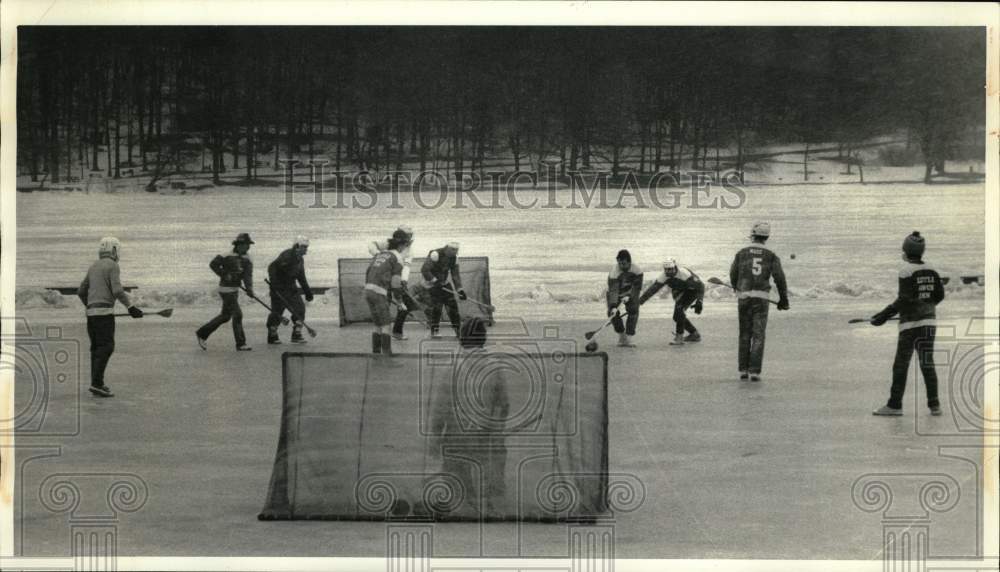 1987 Press Photo Broom Ball Teams Practicing at Fair Haven State Park- Historic Images