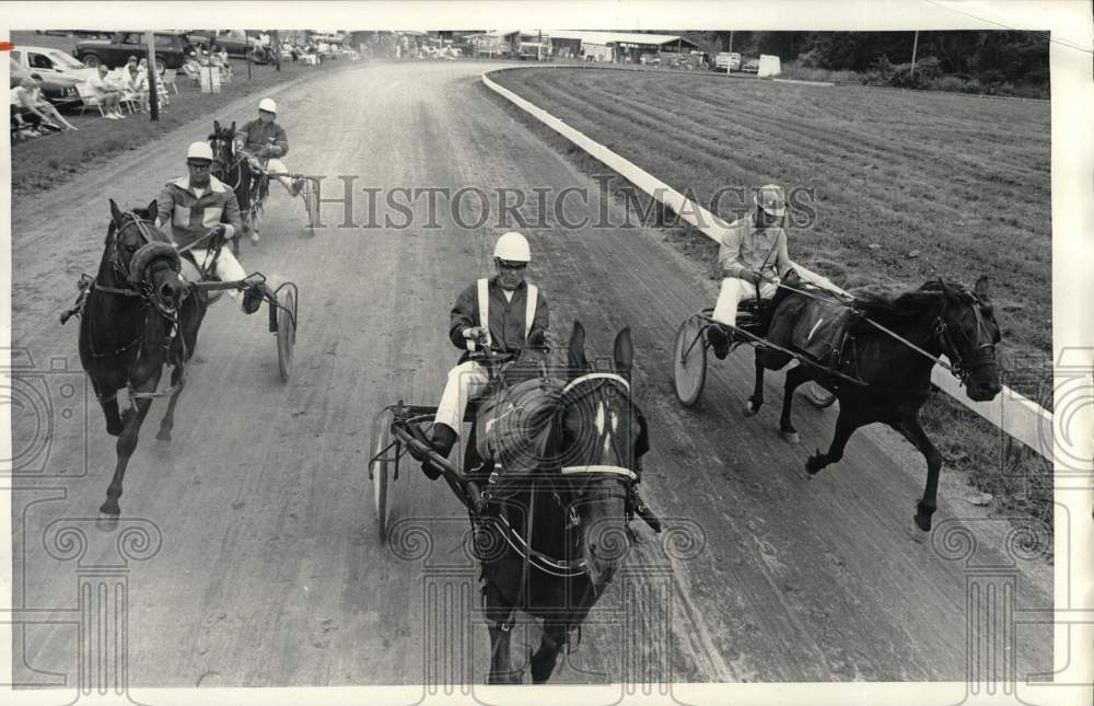 1986 Press Photo Harness Racing Jockey Harold Vanauken on Track at Moravia Downs- Historic Images