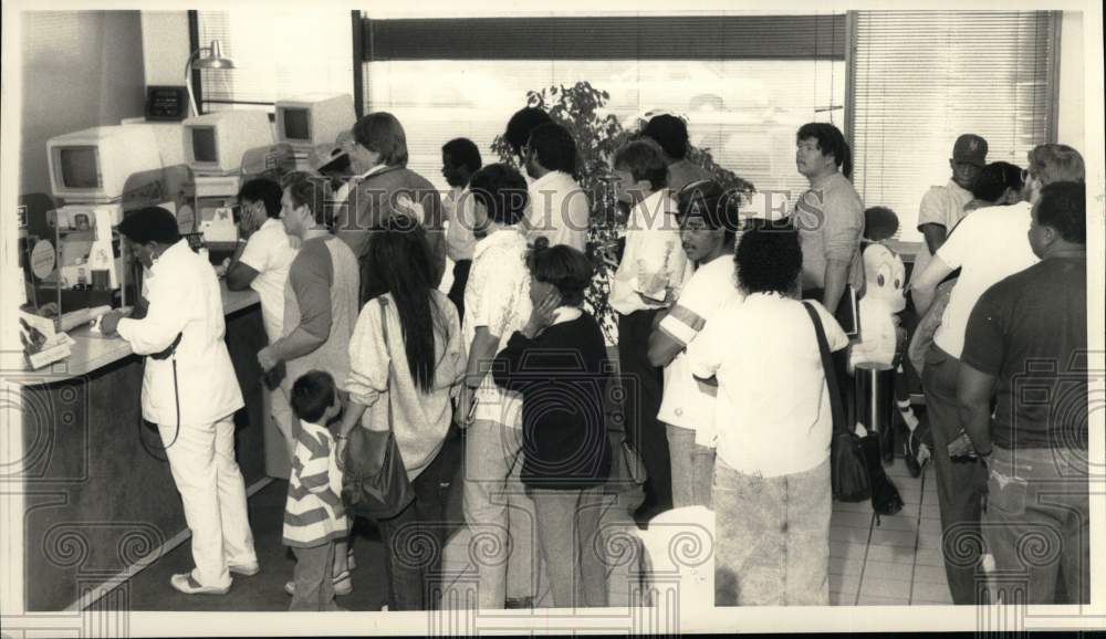 1988 Press Photo Tyson and Spinks Boxing Fans at Cable Television Service Line- Historic Images