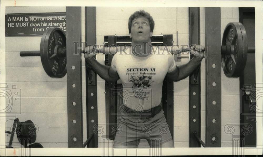 1987 Press Photo Football Player Daryl Johnston Lifts Weights- Historic Images