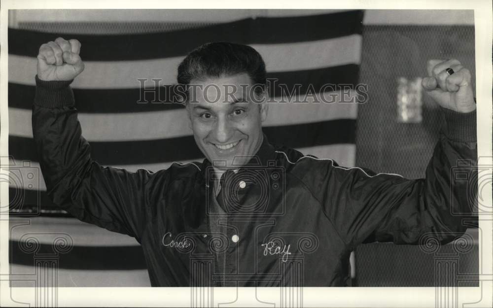 1985 Press Photo Trainer Ray Rinaldi Poses at Syracuse Boxing Club- Historic Images