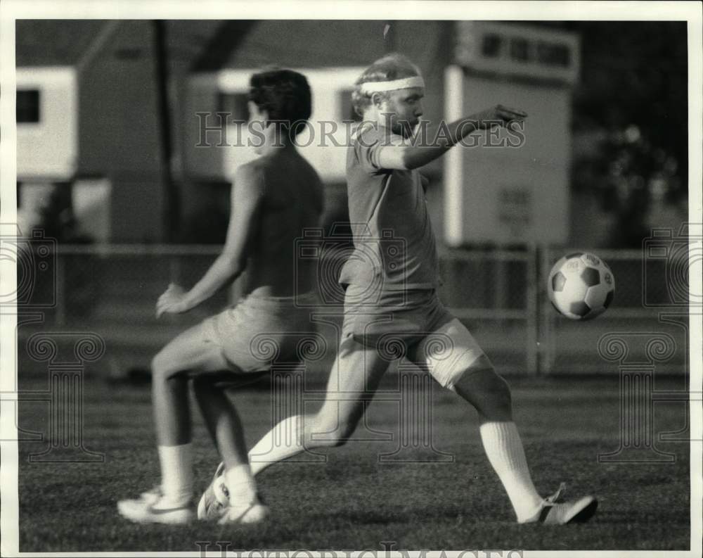 1986 Press Photo Goalie Jim Bollinger kicks soccer ball in scrimmage at Colgate- Historic Images