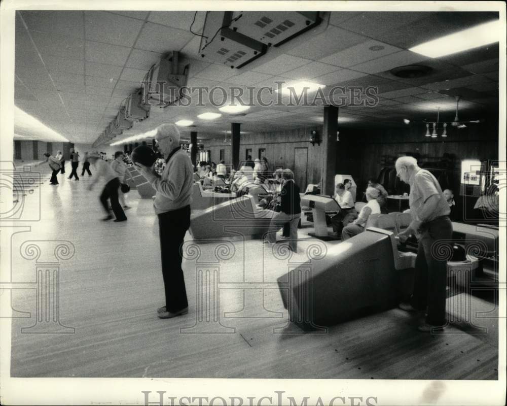 1985 Press Photo Senior Citizens Bowl at Flamingo Lanes- Historic Images