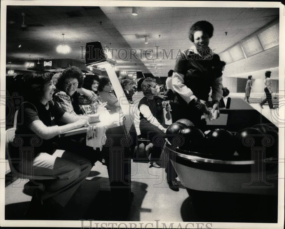 1984 Press Photo Josephine Dean &amp; G.M.A.C. Team Prepare to Bowl- Historic Images