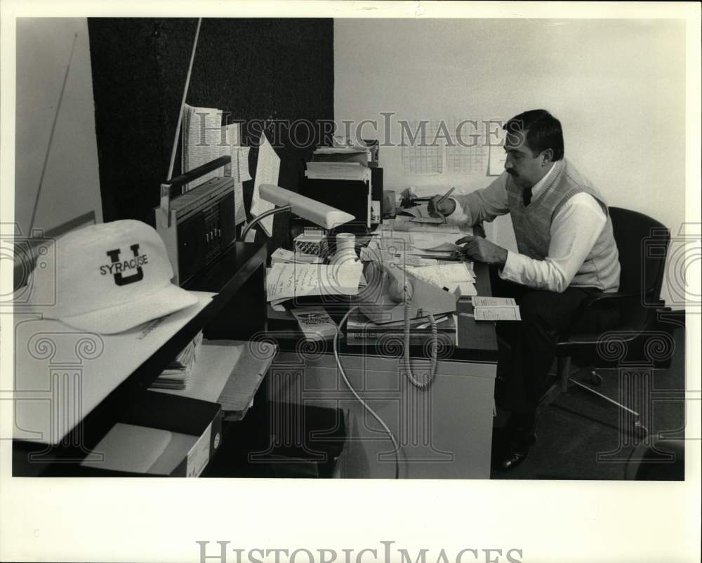 1988 Press Photo Bob Casullo Working at Syracuse University Football Office- Historic Images