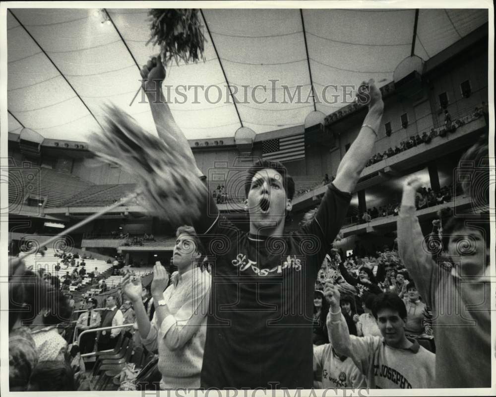 1986 Press Photo Rodney Smith Cheers at College Football Game at Carrier Dome- Historic Images