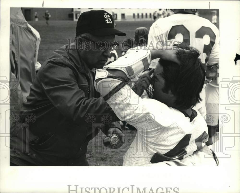 1986 Press Photo Art Van Auken, St. Lawrence Football Trainer with Player- Historic Images