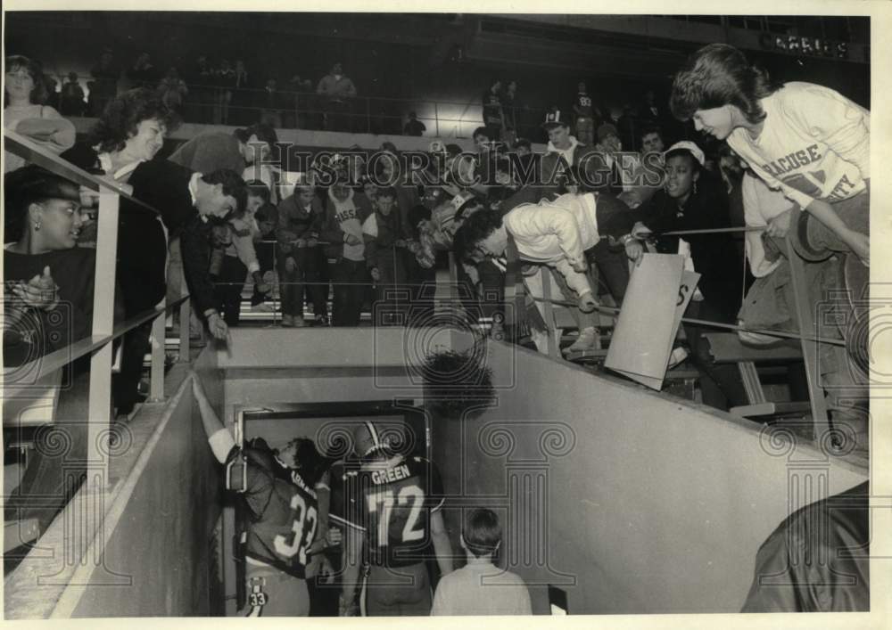 1985 Press Photo Syracuse University Football Players at West Virginia Game- Historic Images