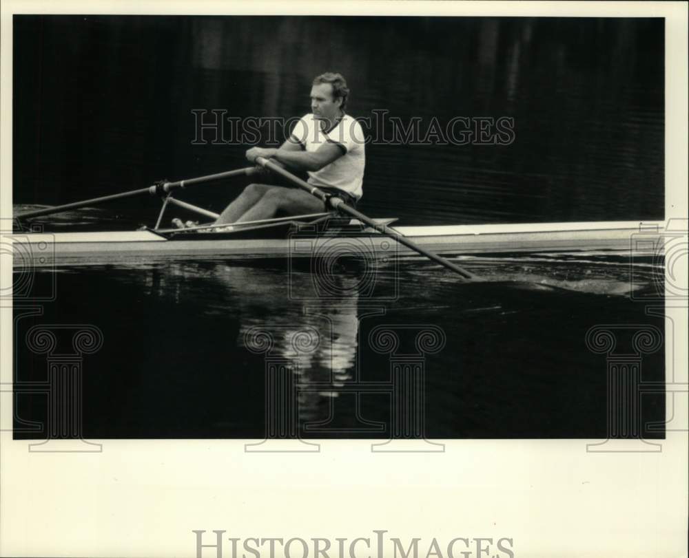 1988 Press Photo Rower Wolfgang Geihe Works Out on Seneca River- Historic Images