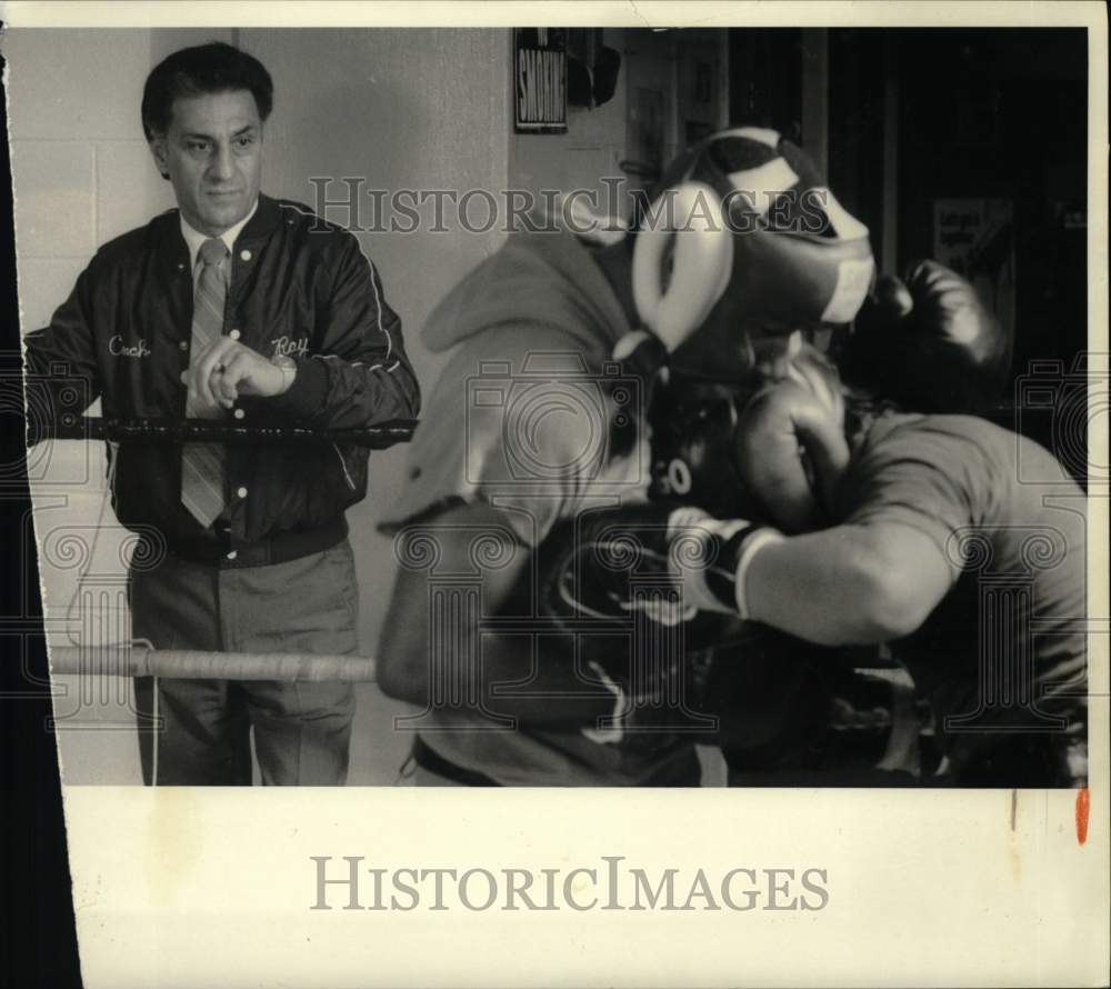 1985 Press Photo Boxing Ray Rinaldi watches James Jackson &amp; Matt Ferrago- Historic Images