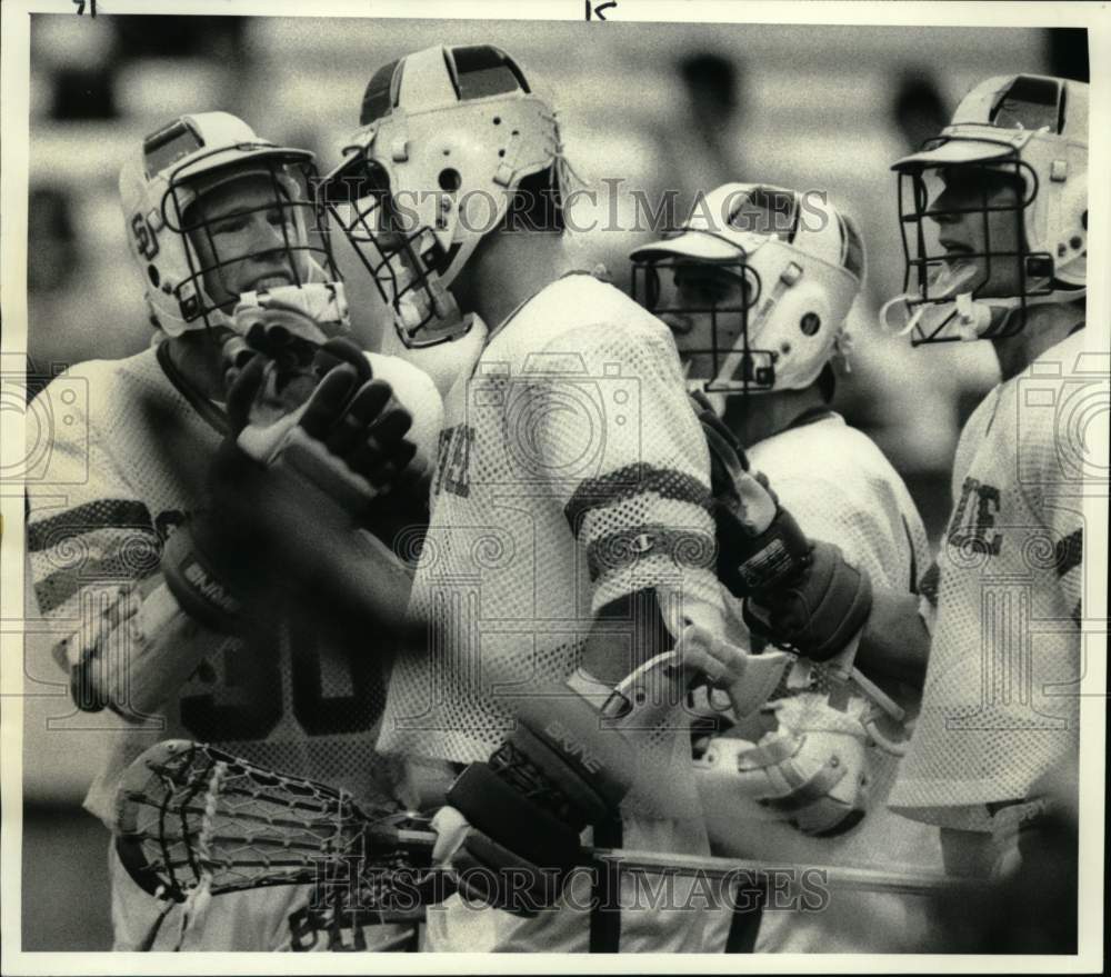 1985 Press Photo Lacrosse player Tim Nelson gets handshake from Brad Kotz- Historic Images