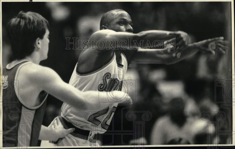 1986 Press Photo College Basketball Players Sherman Douglas &amp; Mark Gaze in Game- Historic Images