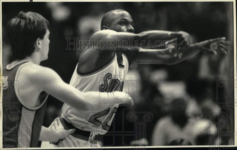 1986 Press Photo College Basketball Players Sherman Douglas & Mark Gaze in Game- Historic Images