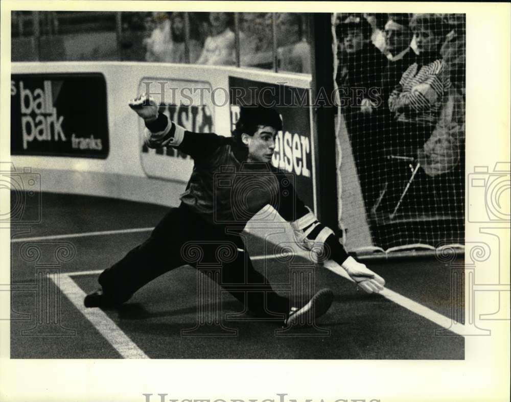 1990 Press Photo Indoor Soccer Player Joe Papaleo Plays Goalie- Historic Images