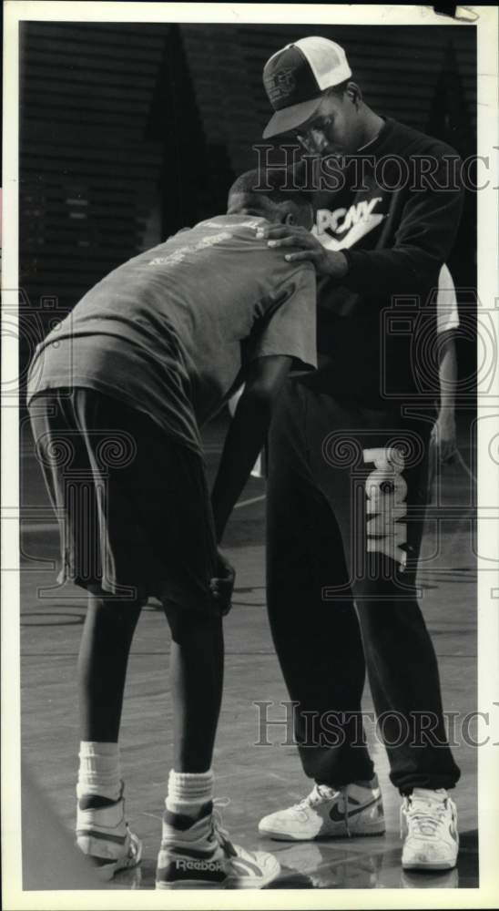 1989 Press Photo Basketball Player Dakoro Edwards with Eddie Moss- Historic Images