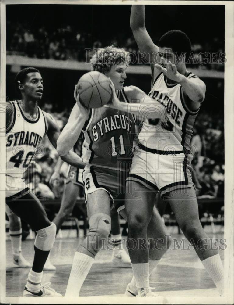 1981 Press Photo Leo Rautins Finds Andre Harricins Immovable in Syracuse Game- Historic Images