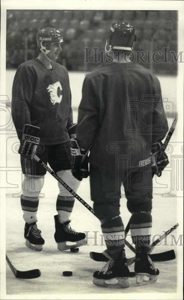 1988 Press Photo Calgary Flames hockey player, Joe Nieuwendyk at morning skate- Historic Images