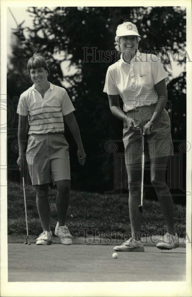 1989 Press Photo Golfers Gretchen Burns and Sue Sims play for the championship- Historic Images