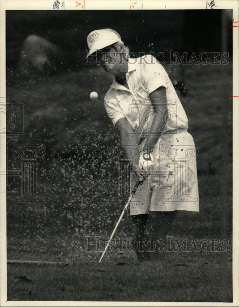 1988 Press Photo Sue Sims blasts out of sand trap at Village Green- Historic Images