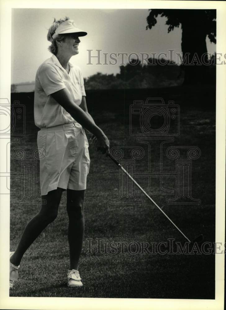 1989 Press Photo Sue Sims watches her shot at Babe Zaharias golf tourney- Historic Images