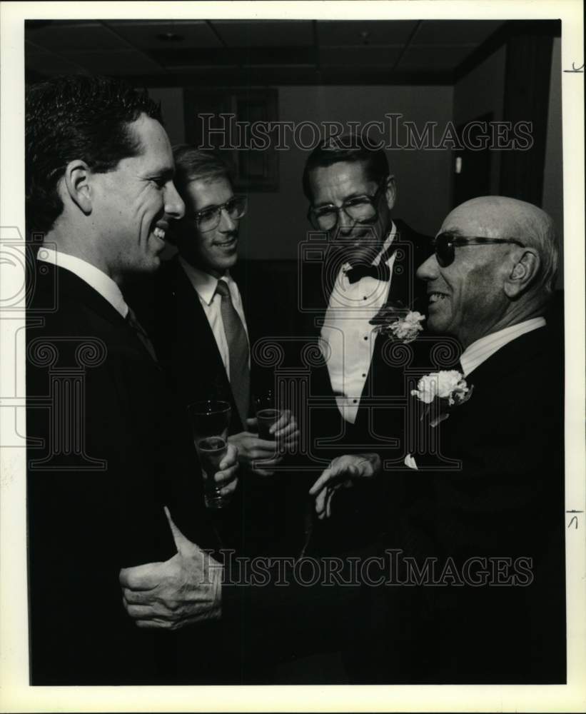 1989 Press Photo Denny Biasone greets Bill Gabor and his sons Bill and Bob- Historic Images