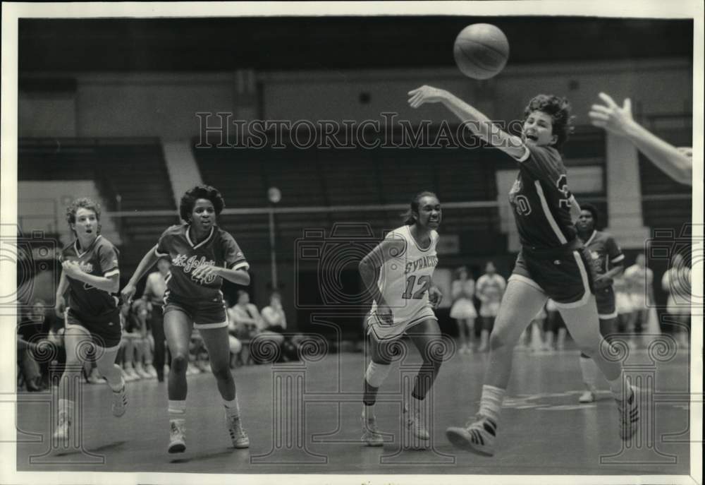 1986 Press Photo Syracuse University and St. John Women&#39;s Basketball Game- Historic Images