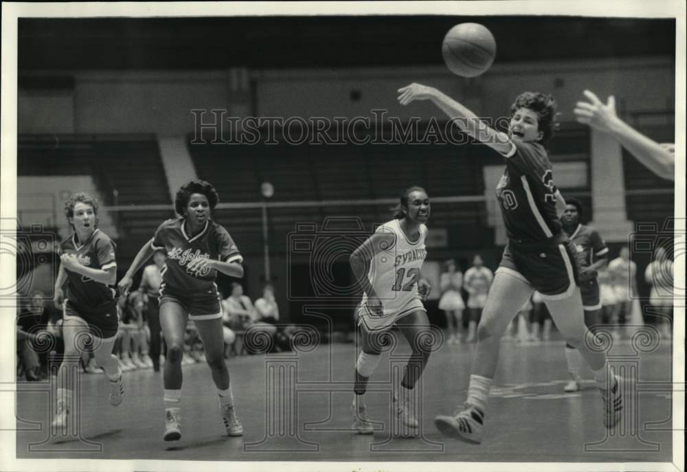 1986 Press Photo Syracuse University and St. John Women's Basketball Game- Historic Images