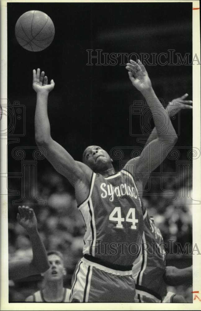 1989 Press Photo Syracuse Basketball Player Derrick Coleman at Basketball Game- Historic Images