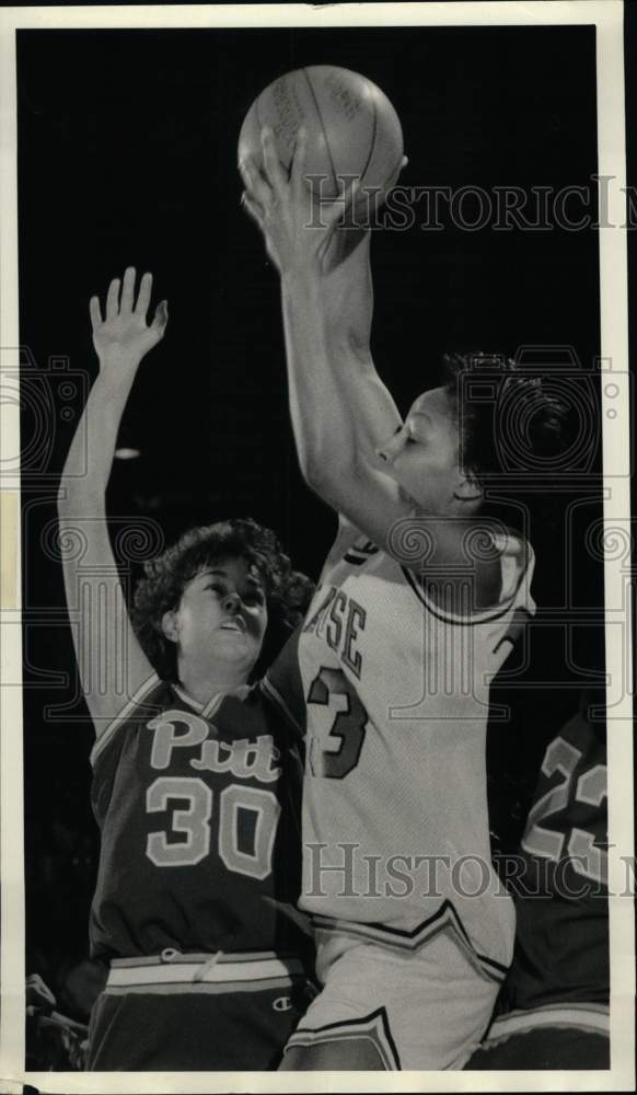 1987 Press Photo Felisha Legette and Amy Holman at Syracuse Basketball Game- Historic Images