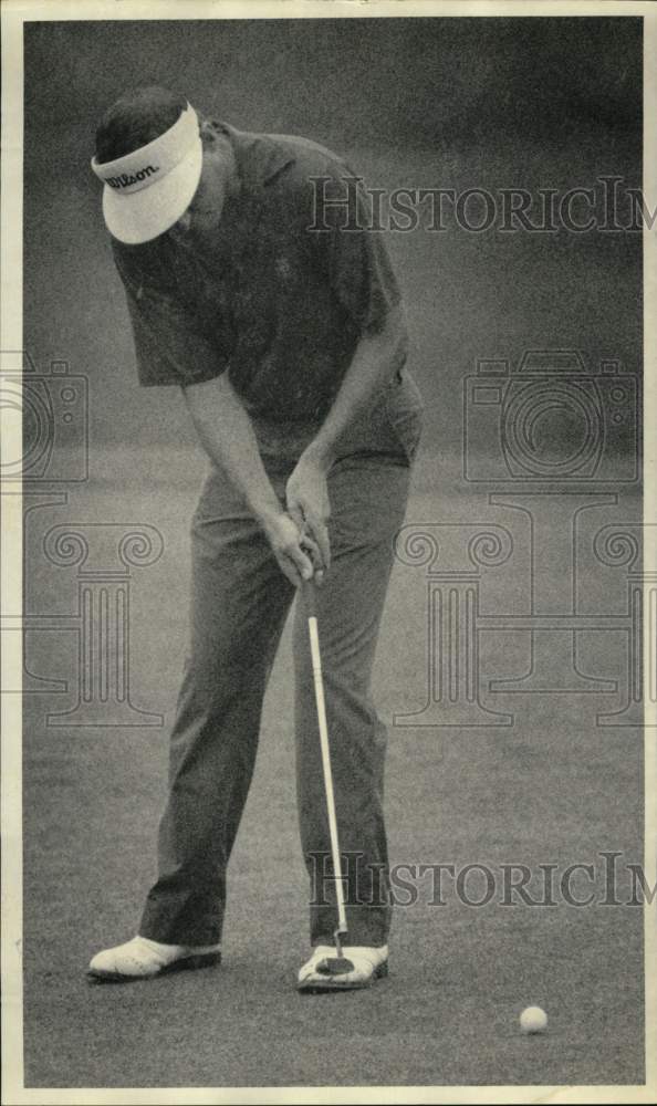 1987 Press Photo Golfer Tom Christian putting- Historic Images