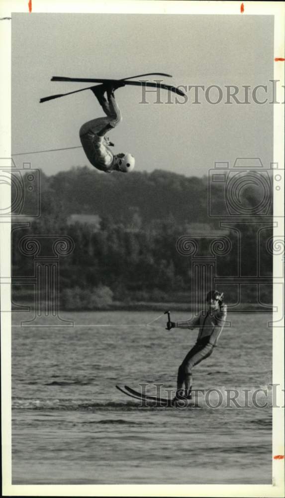 1990 Press Photo Water Skiers Gary Thompson and Scott Scisler on Onondaga Lake- Historic Images