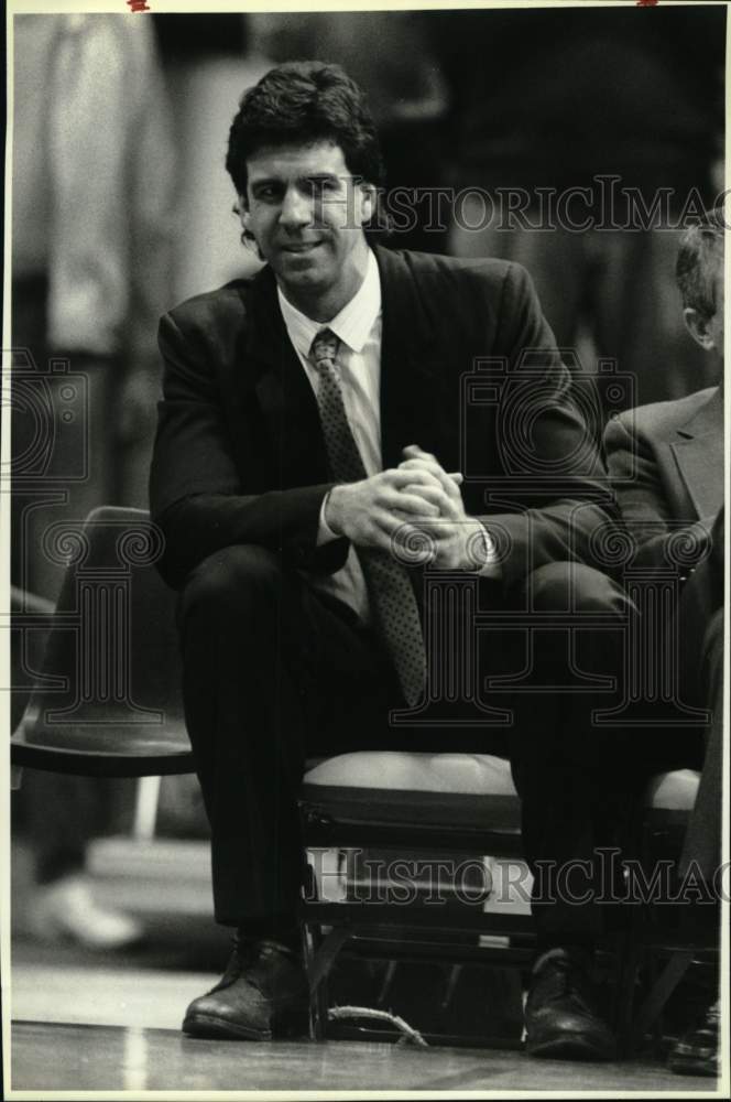 1989 Press Photo Marty Byrnes on Bench at Syracuse University Basketball Game- Historic Images