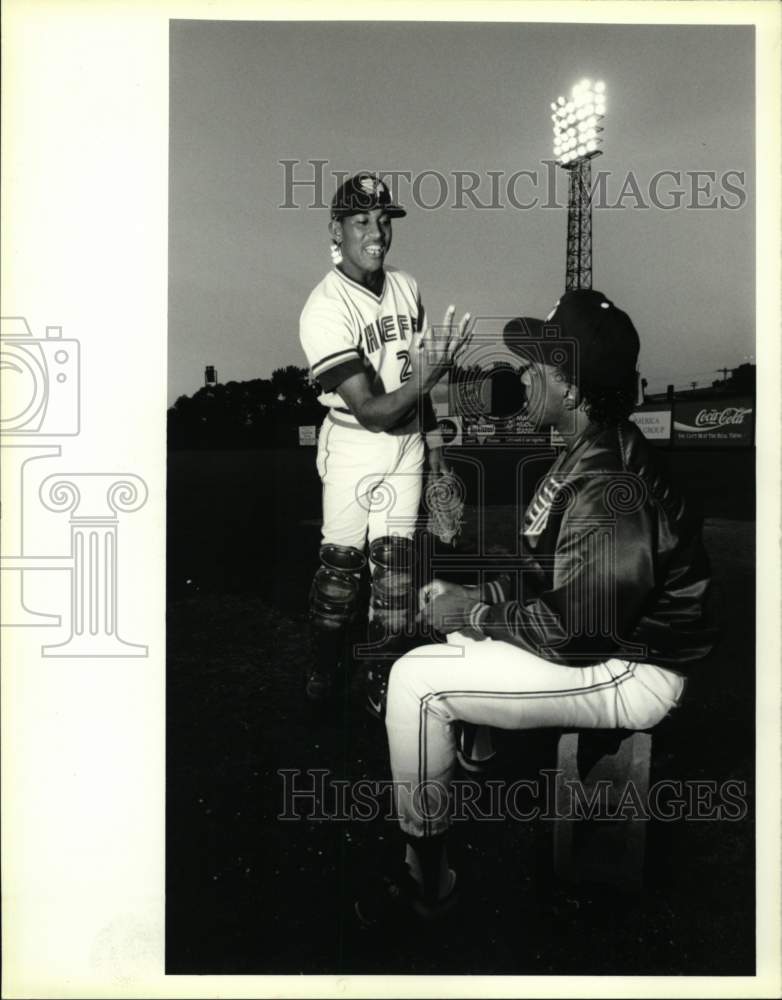 1989 Press Photo Syracuse Chiefs Baseball Player Francisco Cabrera and Teammate- Historic Images