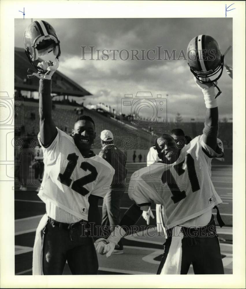 1990 Press Photo Syracuse Football Players Shelby Hill and Greg Walker- Historic Images