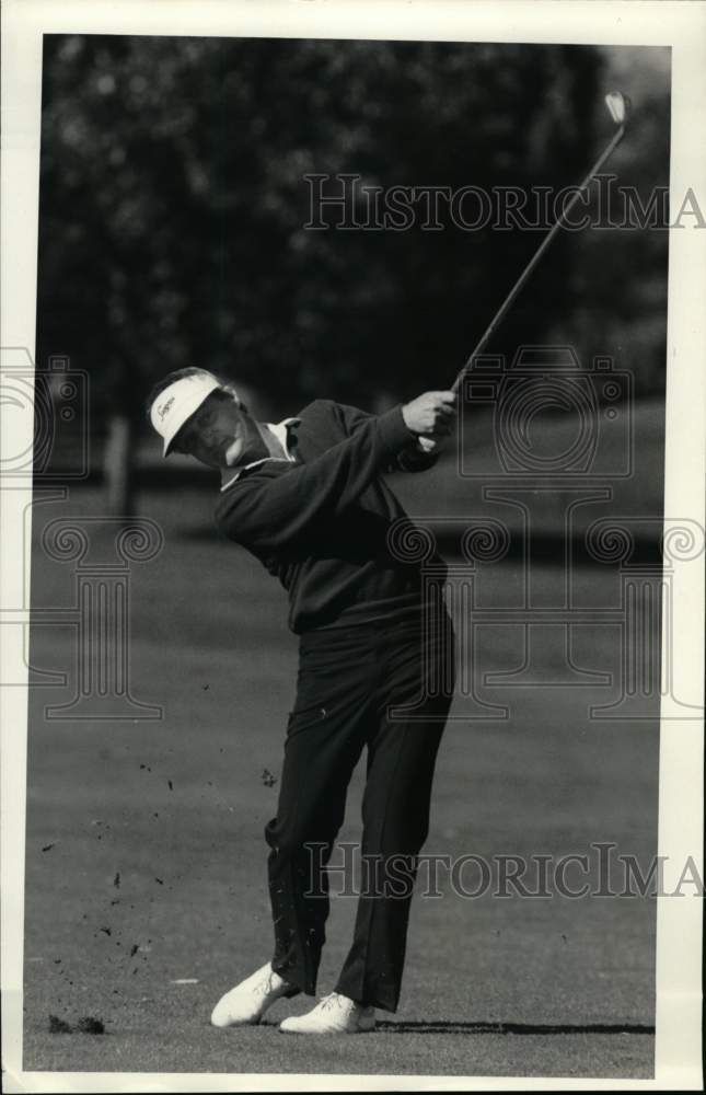 1987 Press Photo Golfer T. Christian of Bellevue on Golf Course Fairway- Historic Images