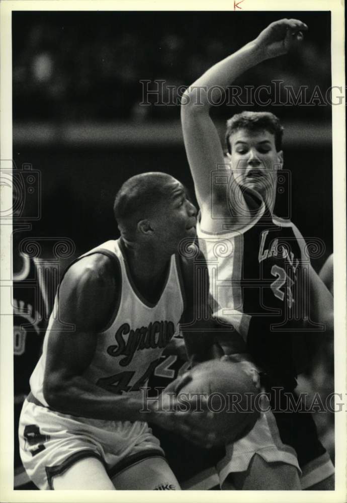 1988 Press Photo Basketball Players Derrick Coleman and Jack Hurd at Game- Historic Images