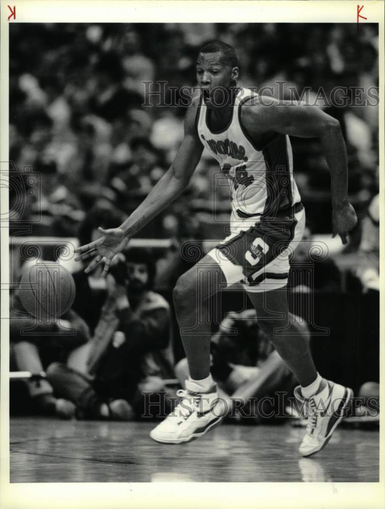 1990 Press Photo Basketball Player Derrick Coleman at Syracuse University Game- Historic Images