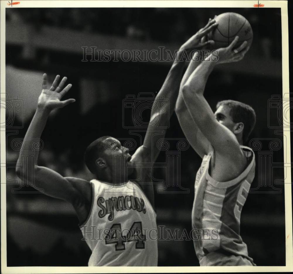 1988 Press Photo Basketball Players Derrick Coleman and Mike Sterner at Game- Historic Images