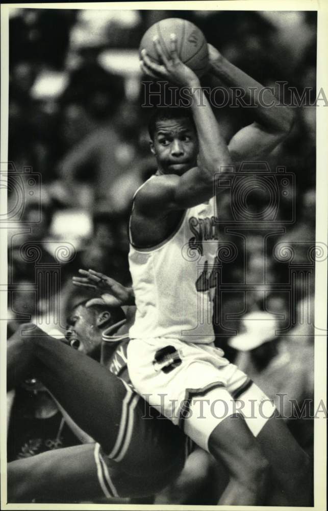 1988 Press Photo Syracuse Basketball Player Derrick Coleman at Kentucky Game- Historic Images