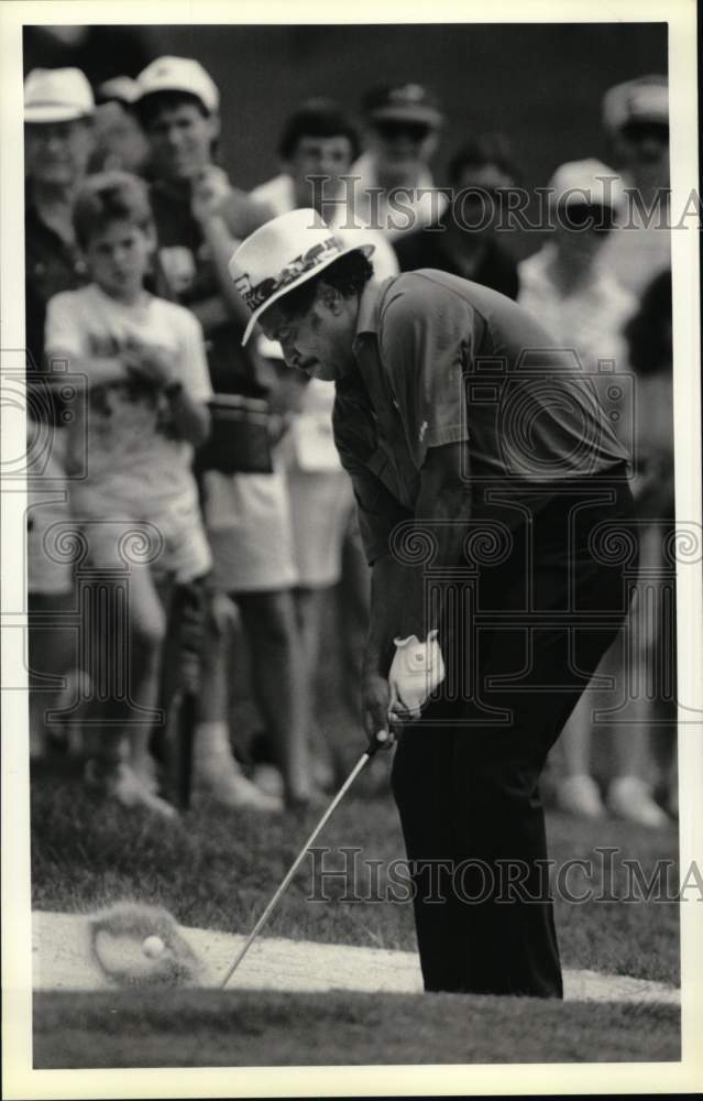 1989 Press Photo Golfer Jim Dent in Sand Pit at MONY Senior Tournament- Historic Images