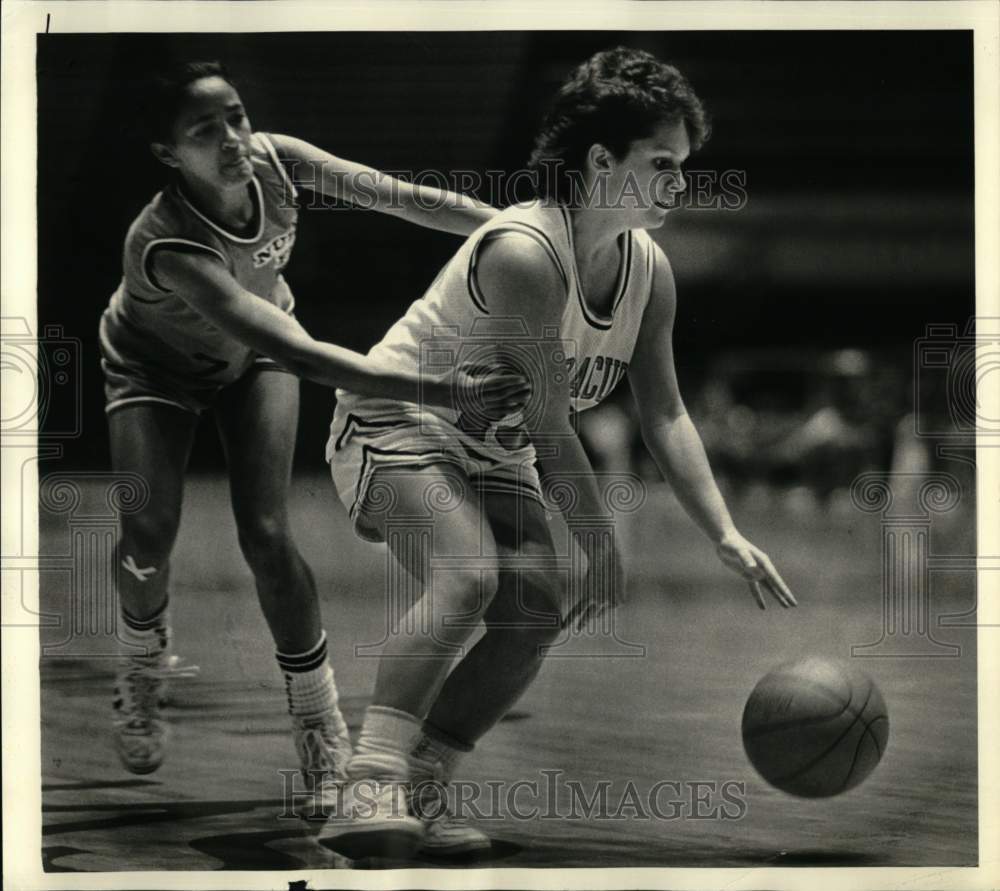 1986 Press Photo Carmen Florentino and Debbie Gibaratz in Basketball Game- Historic Images