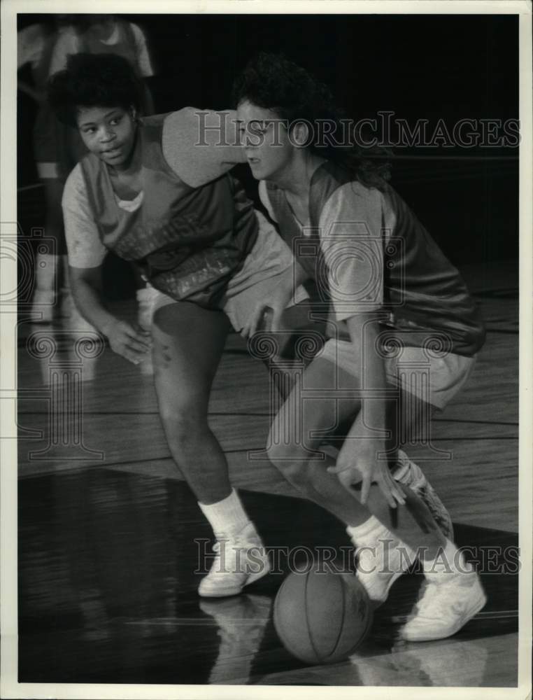 1987 Press Photo Vera Jones guards Sue Ludwig in Syracuse University Basketball- Historic Images