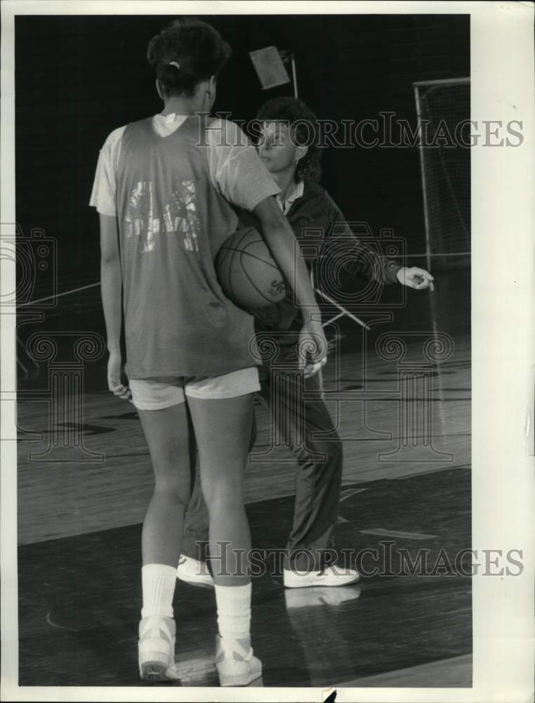 1987 Press Photo Angela Alston and Barb Jacobs of Syracuse University Basketball- Historic Images