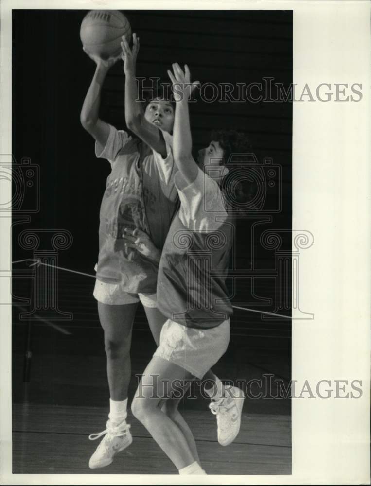 1987 Press Photo Simone Courtlandt, Sue Ludwig of Syracuse University Basketball- Historic Images