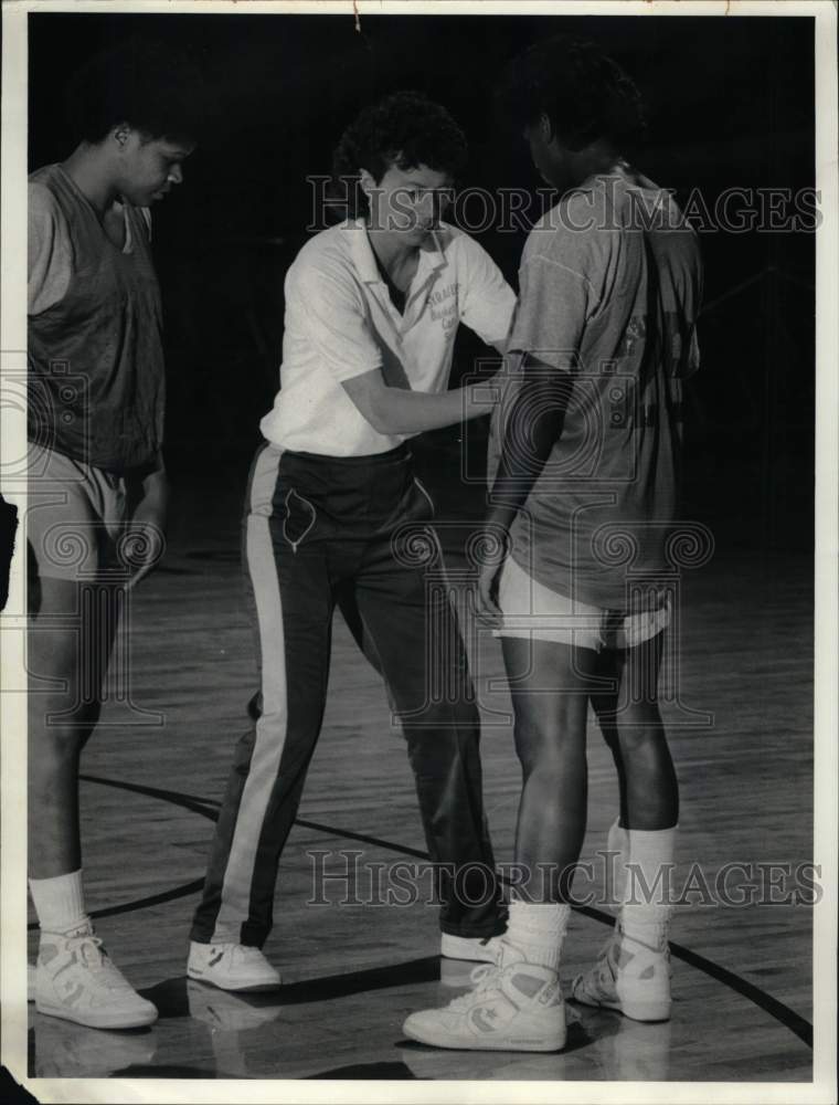 1987 Press Photo Barb Jacobs Coaching Syracuse University Women's Basketball- Historic Images