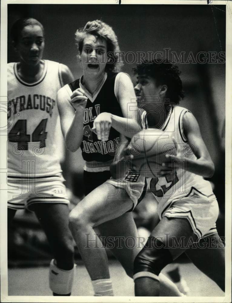 1987 Press Photo Old Dominion Player Put in Quandry by Syracuse Players- Historic Images