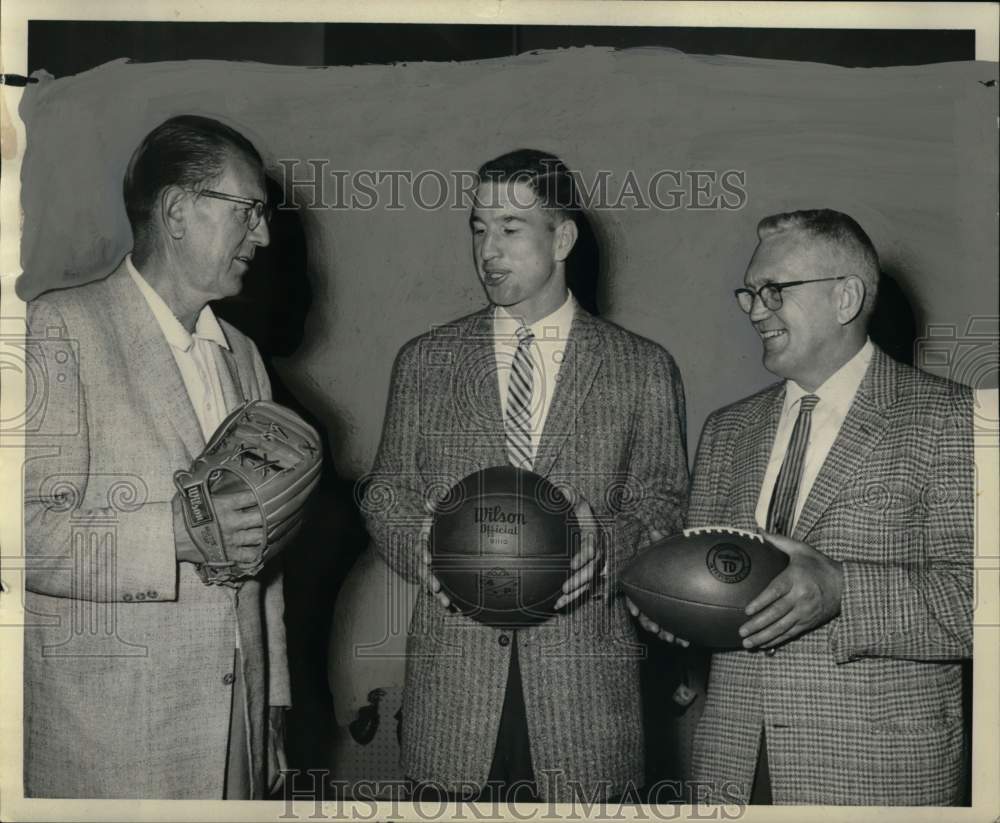 1959 Press Photo Lefty Gomez, Larry Costello with Ben Schwartzwalder- Historic Images