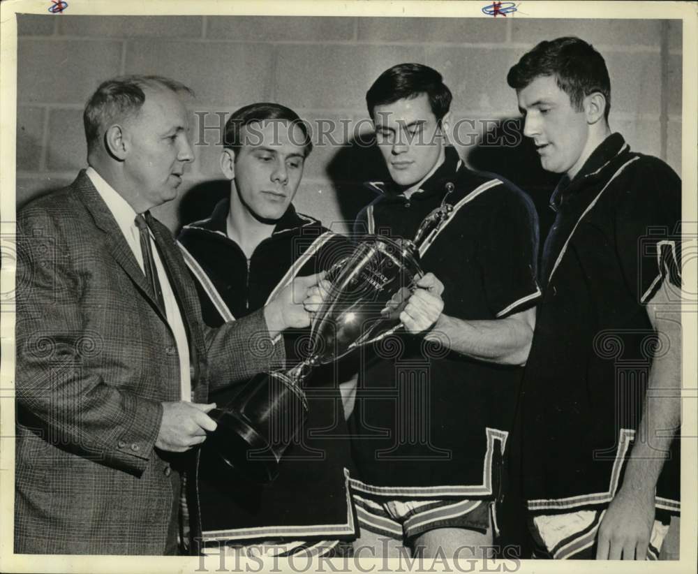 1968 Press Photo LeMoyne Tom Niland with Basketball Teammates- Historic Images