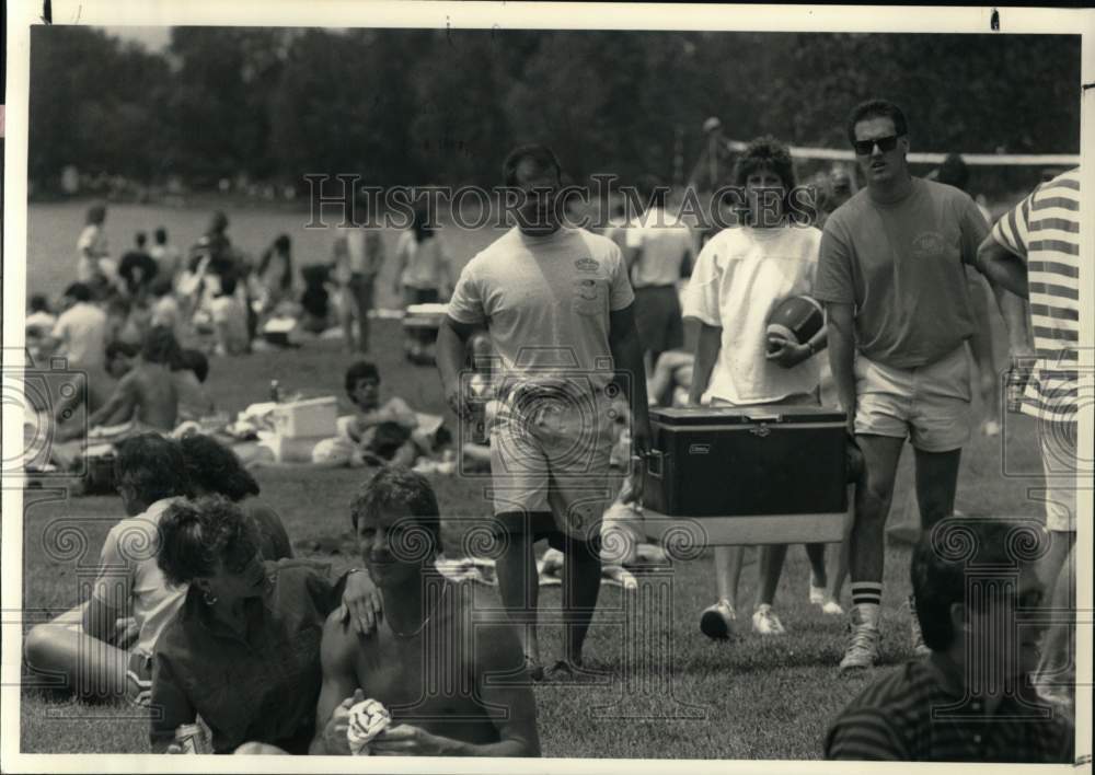 1988 Press Photo Fans get ready for Crew IRA Regatta on Onondaga Lake- Historic Images