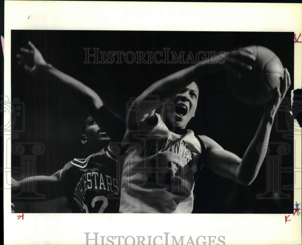 1990 Press Photo Lazarus Sims, Michael Brown, Basketball Game, Manley Fieldhouse- Historic Images